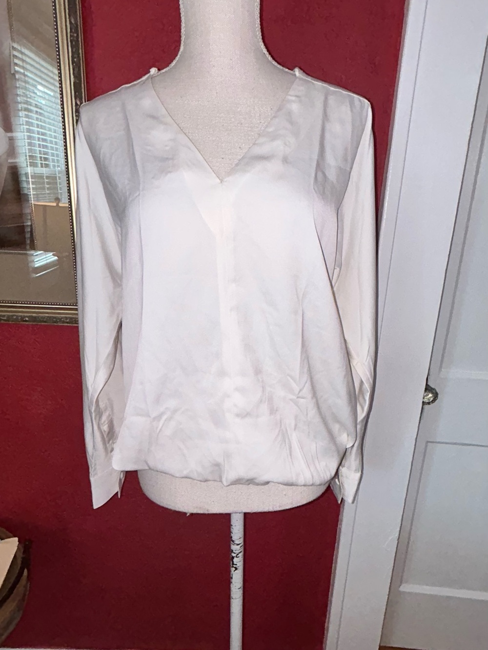 Women's Cream V-Neck Long-Sleeve Blouse size small by Banana Republic NWT